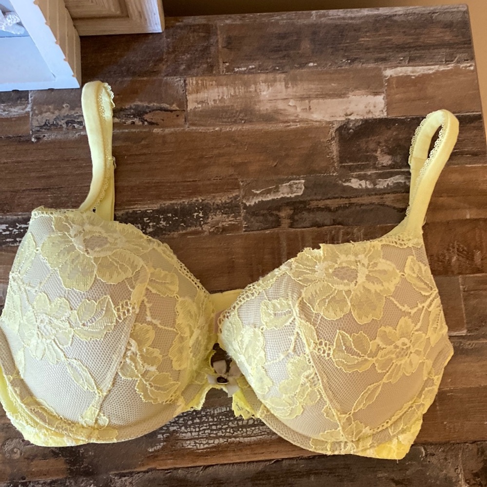 SEXY Victoria’s Secret Body By Victoria Yellow Push Up Bra Lace Padded 34D -EUC